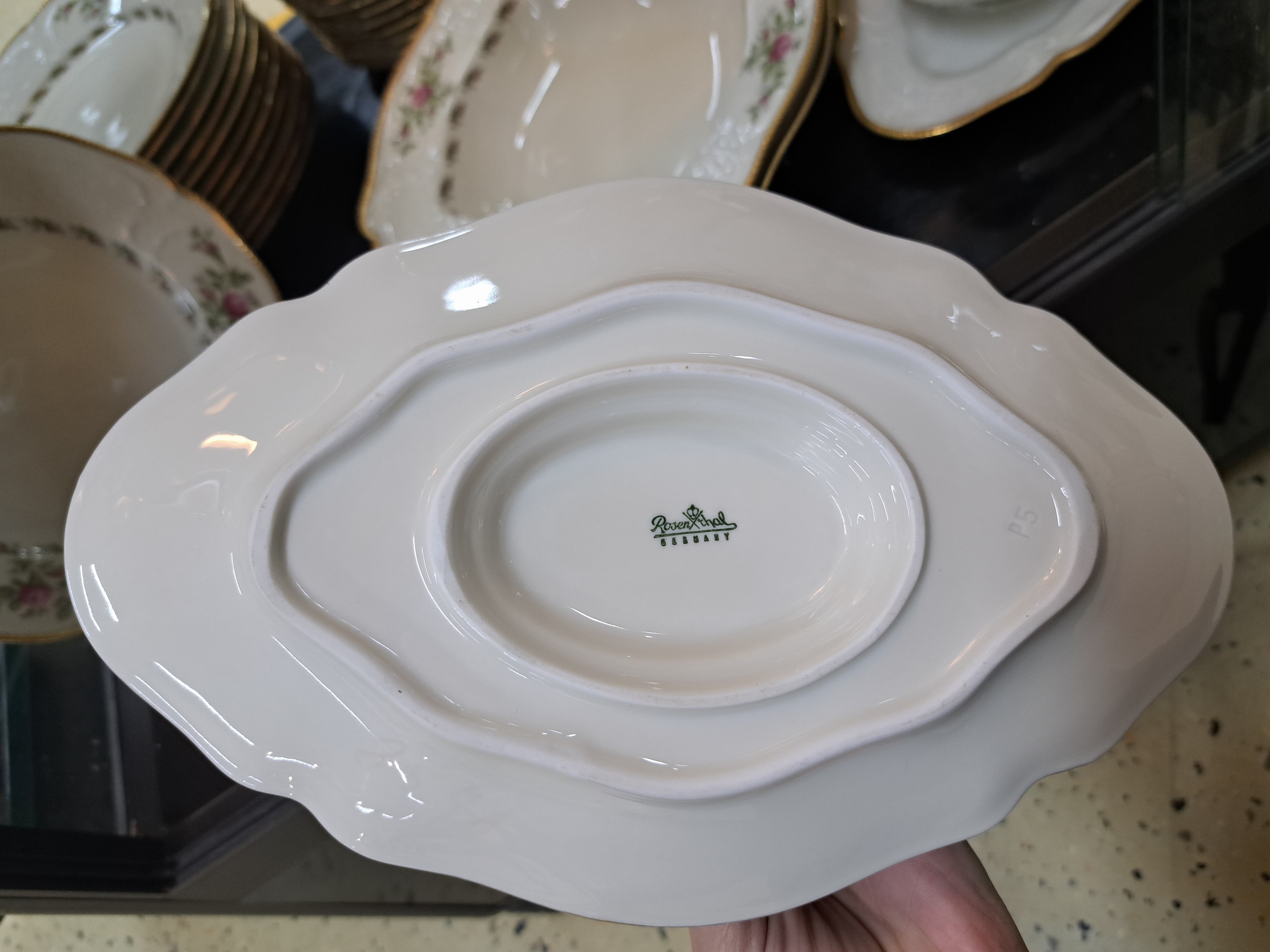 Detail f: Kaffee- und Speiseservice, Rosenthal, Modell Moliere Moosrose, mit Goldstaffage, 2 Kaffeekannen, eine Teekanne, ein Stövchen, 2 Zuckerdosen, 2 ...