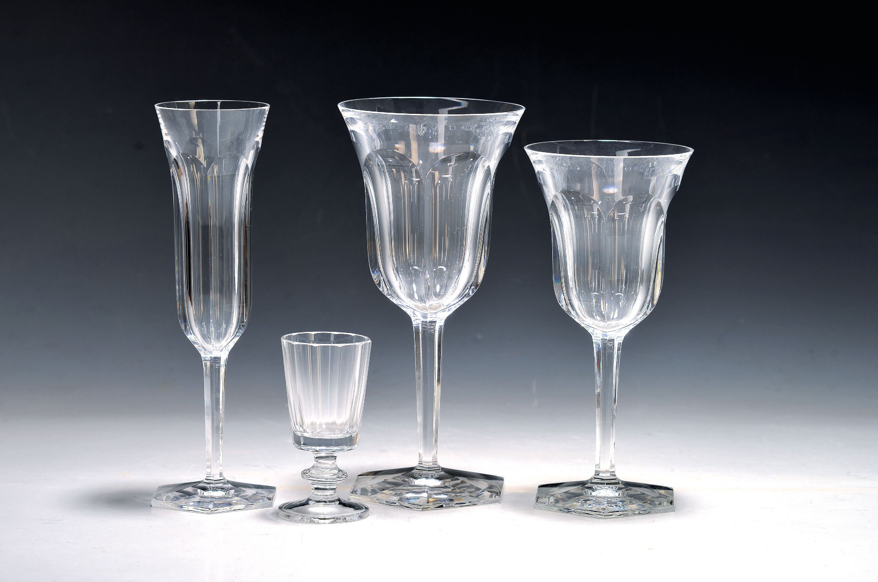 Trinkglas-Service, Baccarat France, schweres facettiertes Kristallglas, Ätzstempel, 12 Rotweingläser 19.5cm, 12 Weißweingläser 17.5cm, 10 ...