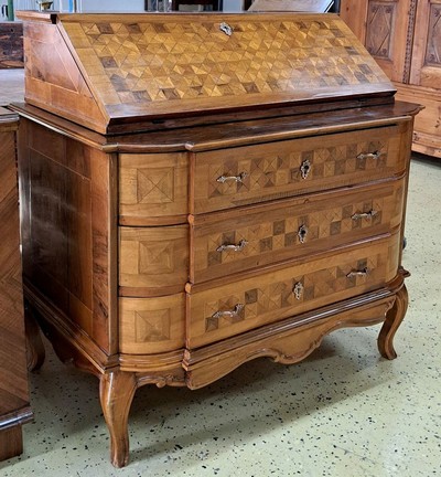 27054901a - Barock Schrägklappensekretär, 1750/60, Nußbaumfurnier, 3 Schubladen auf geschweiften ...