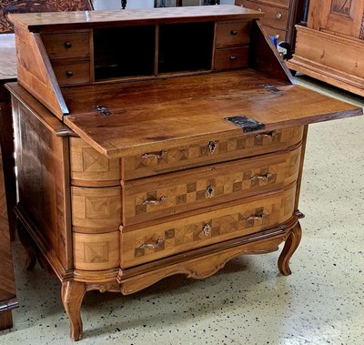 27054901d - Barock Schrägklappensekretär, 1750/60, Nußbaumfurnier, 3 Schubladen auf geschweiften ...