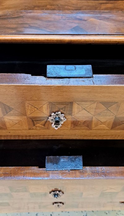 27054901e - Barock Schrägklappensekretär, 1750/60, Nußbaumfurnier, 3 Schubladen auf geschweiften ...