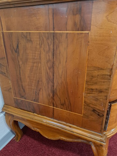 27054901f - Barock Schrägklappensekretär, 1750/60, Nußbaumfurnier, 3 Schubladen auf geschweiften ...