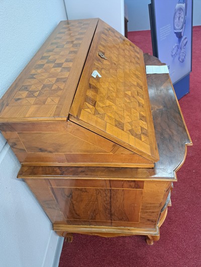 27054901g - Barock Schrägklappensekretär, 1750/60, Nußbaumfurnier, 3 Schubladen auf geschweiften ...