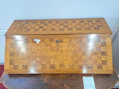 27054901h - Barock Schrägklappensekretär, 1750/60, Nußbaumfurnier, 3 Schubladen auf geschweiften ...