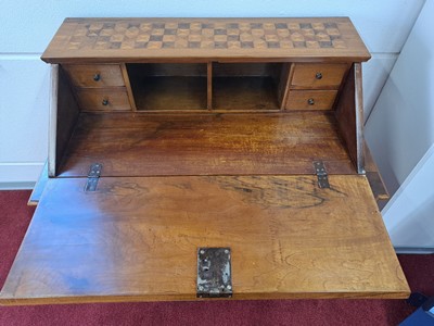 27054901i - Barock Schrägklappensekretär, 1750/60, Nußbaumfurnier, 3 Schubladen auf geschweiften ...