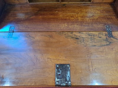 27054901m - Barock Schrägklappensekretär, 1750/60, Nußbaumfurnier, 3 Schubladen auf geschweiften ...