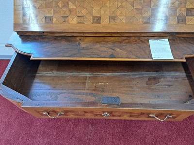 27054901n - Barock Schrägklappensekretär, 1750/60, Nußbaumfurnier, 3 Schubladen auf geschweiften ...