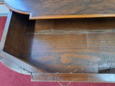 27054901o - Barock Schrägklappensekretär, 1750/60, Nußbaumfurnier, 3 Schubladen auf geschweiften ...