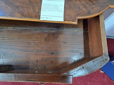 27054901p - Barock Schrägklappensekretär, 1750/60, Nußbaumfurnier, 3 Schubladen auf geschweiften ...
