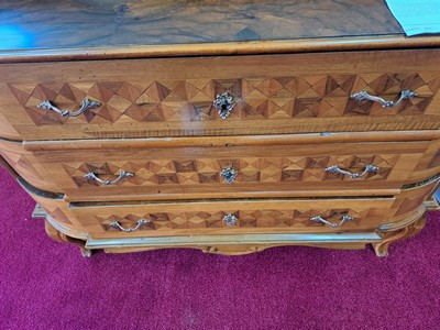 27054901q - Barock Schrägklappensekretär, 1750/60, Nußbaumfurnier, 3 Schubladen auf geschweiften ...