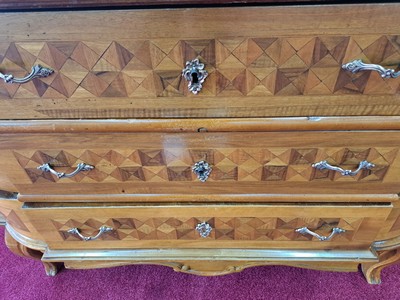 27054901r - Barock Schrägklappensekretär, 1750/60, Nußbaumfurnier, 3 Schubladen auf geschweiften ...