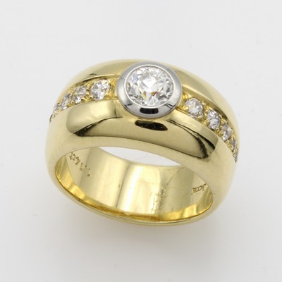 27054927a - Ring mit Diamanten, GG 750/000, Solitär um Altschliff u. Besatzdiam. zus. ca. 1.14 ct ...