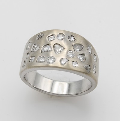 27054928a - Ring mit Diamanten, WG 585/000, z.T. matt., Diam. in versch. Schliffarten in Schiene ...