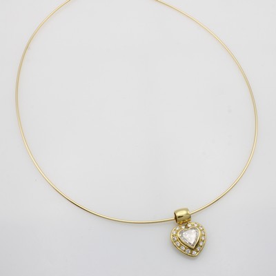 27054945a - Anhänger mit Diamant und Brillanten an Omega- reif, GG 750/000, Diamantherz ca. 1.77 ct ...