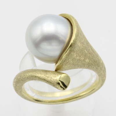 27054948a - Ring mit Süßwasserzuchtperle, GG 585/000, z.T. strichmatt., zartgraue Perle ca. 11 mm, ...