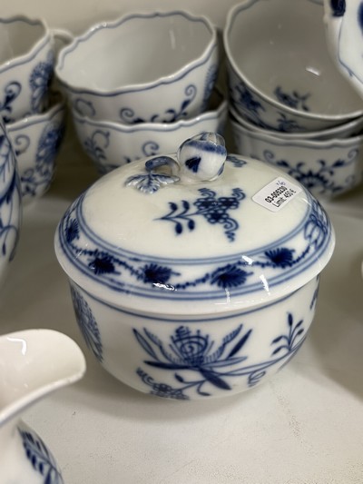 27054950n - Kaffee- und Teeservice, Meissen, 2. Hälfte 20. Jh., Zwiebelmuster, Kaffeekanne, große ...