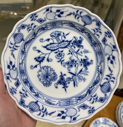 27054950p - Kaffee- und Teeservice, Meissen, 2. Hälfte 20. Jh., Zwiebelmuster, Kaffeekanne, große ...