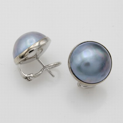 27054956a - Paar Ohrstecker mit Mabeperlen, WG 750/000, 2 grau-blaue Perlen in glatter Fassung ca. ...
