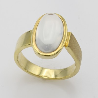 27054957a - Ring mit Mondstein, GG 585/000, Schiene z.T. matt. u. asymmetrisch anges., ovaler ...