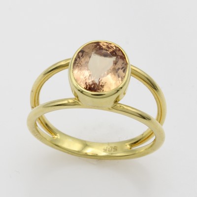 27054959a - Ring mit Topas, GG 585/000, ovaler, rosa- brauner Topas ca. 3.4 ct, 2-rhg. Schiene, RW ...
