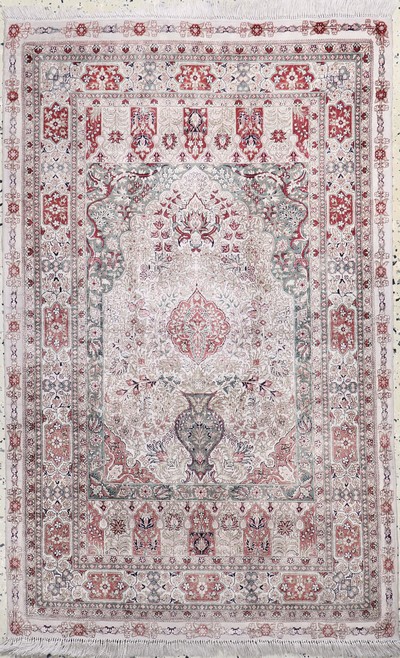 Image Hereke Seide fein, China, Ende 20.Jhd, reine Naturseide, ca. 123 x 77 cm, ca. 1,0 Mio. ...