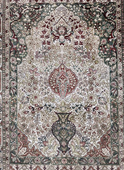 27054987c - Hereke Seide fein, China, Ende 20.Jhd, reine Naturseide, ca. 123 x 77 cm, ca. 1,0 Mio. ...