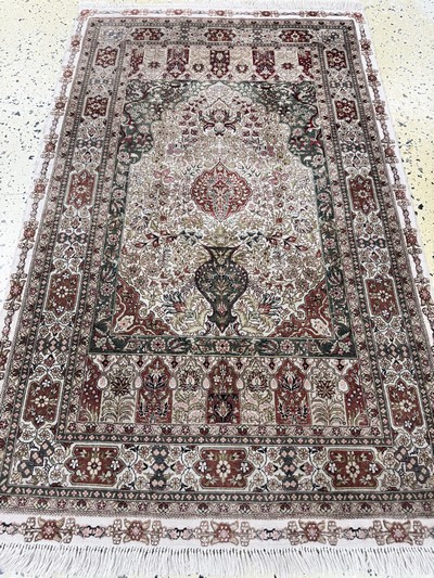 27054987d - Hereke Seide fein, China, Ende 20.Jhd, reine Naturseide, ca. 123 x 77 cm, ca. 1,0 Mio. ...