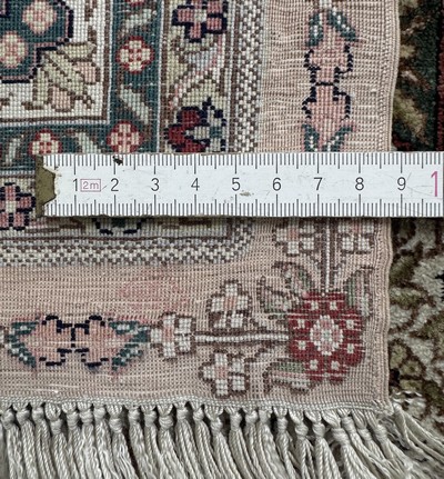 27054987e - Hereke Seide fein, China, Ende 20.Jhd, reine Naturseide, ca. 123 x 77 cm, ca. 1,0 Mio. ...