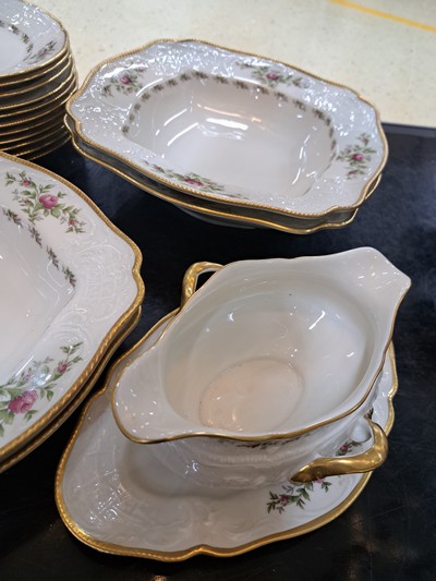 27054994e - Kaffee- und Speiseservice, Rosenthal, Modell Moliere Moosrose, mit Goldstaffage, 2 ...