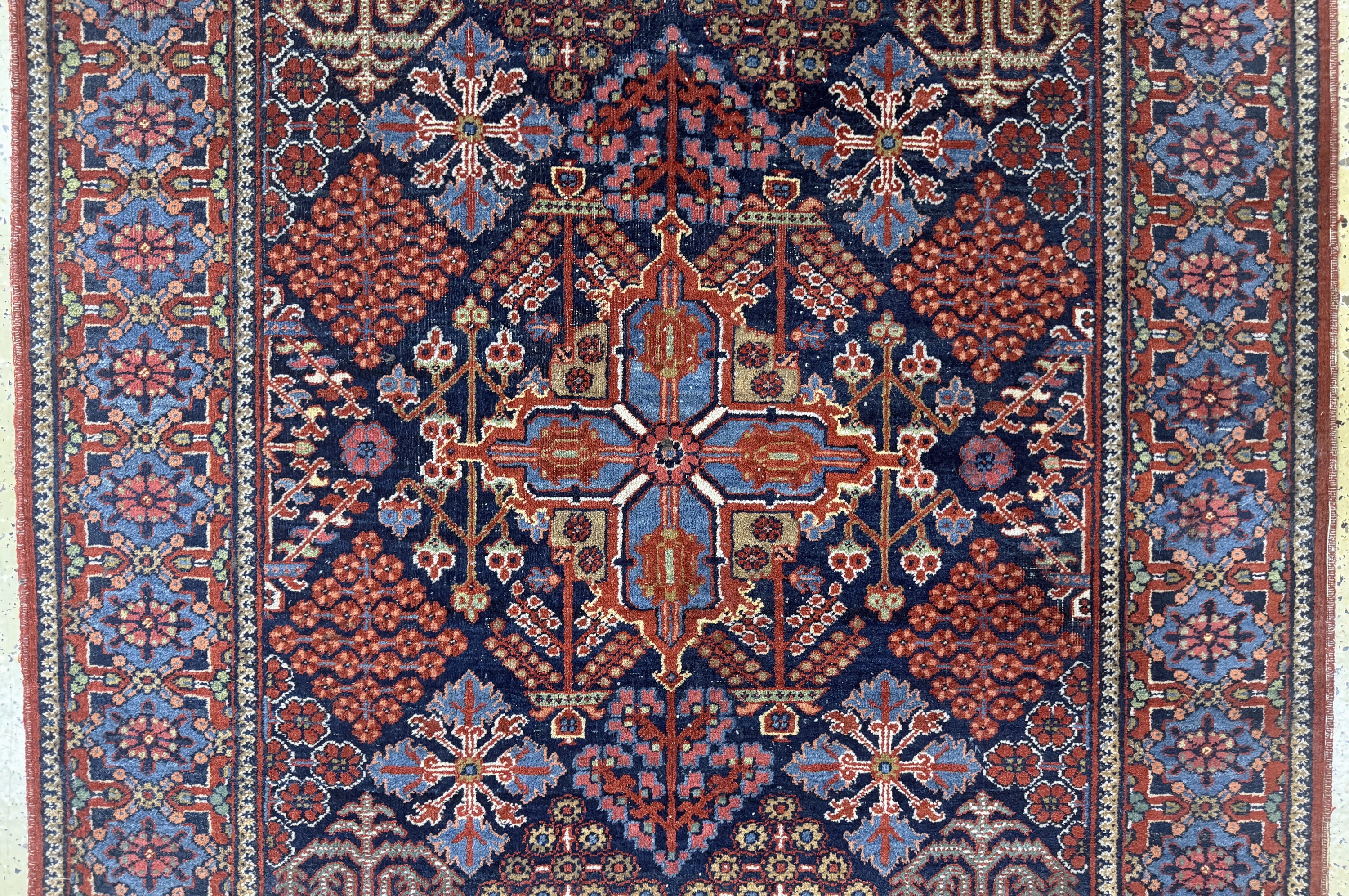 Detail b: Wiss alt, Persien, Mitte 20.Jhd, Wolle auf Baumwolle, ca. 203 x 133 cm, EHZ: 3