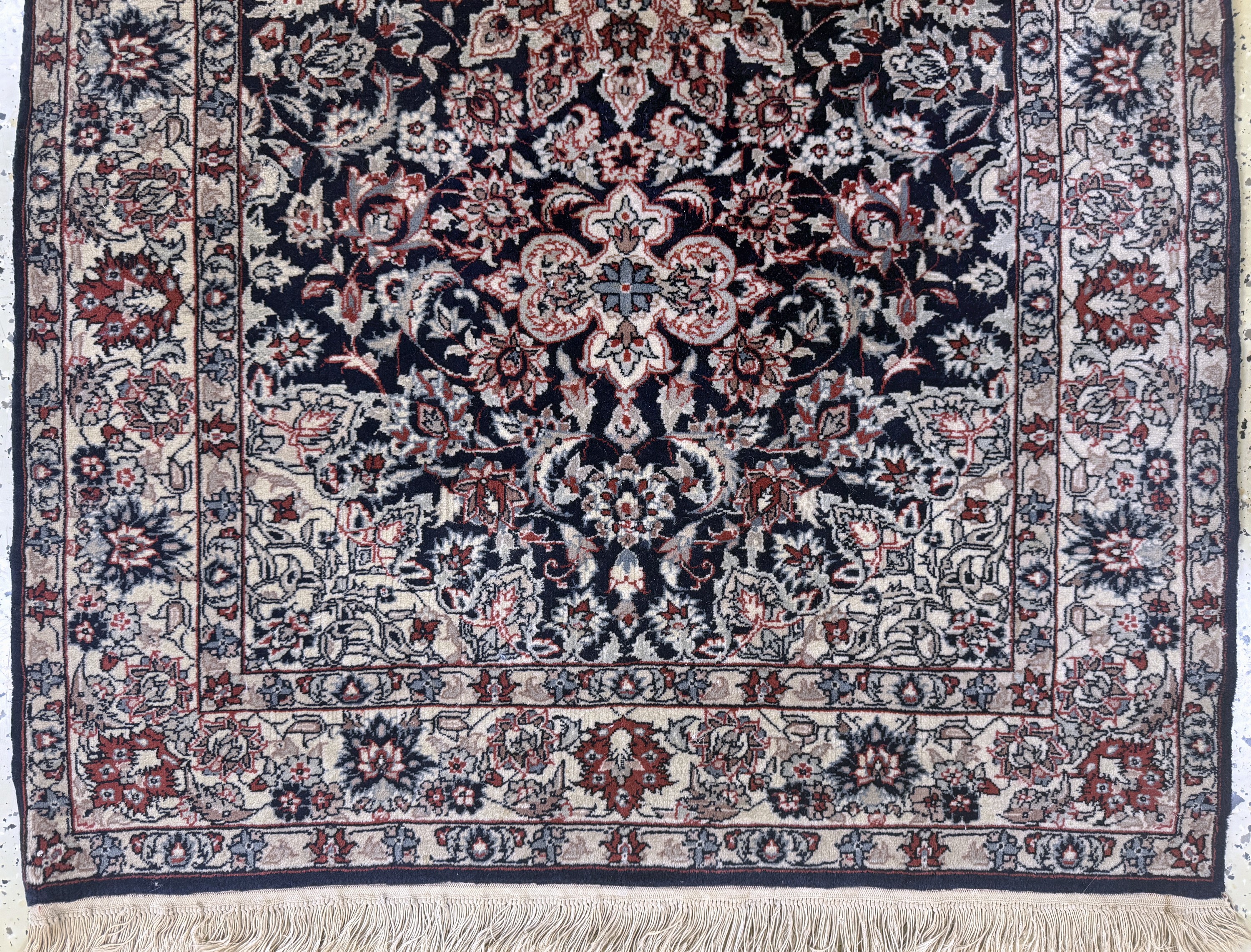 Detail b: 2 Lots Indische Teppiche, Indien, Ende 20.Jhd, Wolle auf Baumwolle, ca. 153 x 95 cm, EHZ: 2