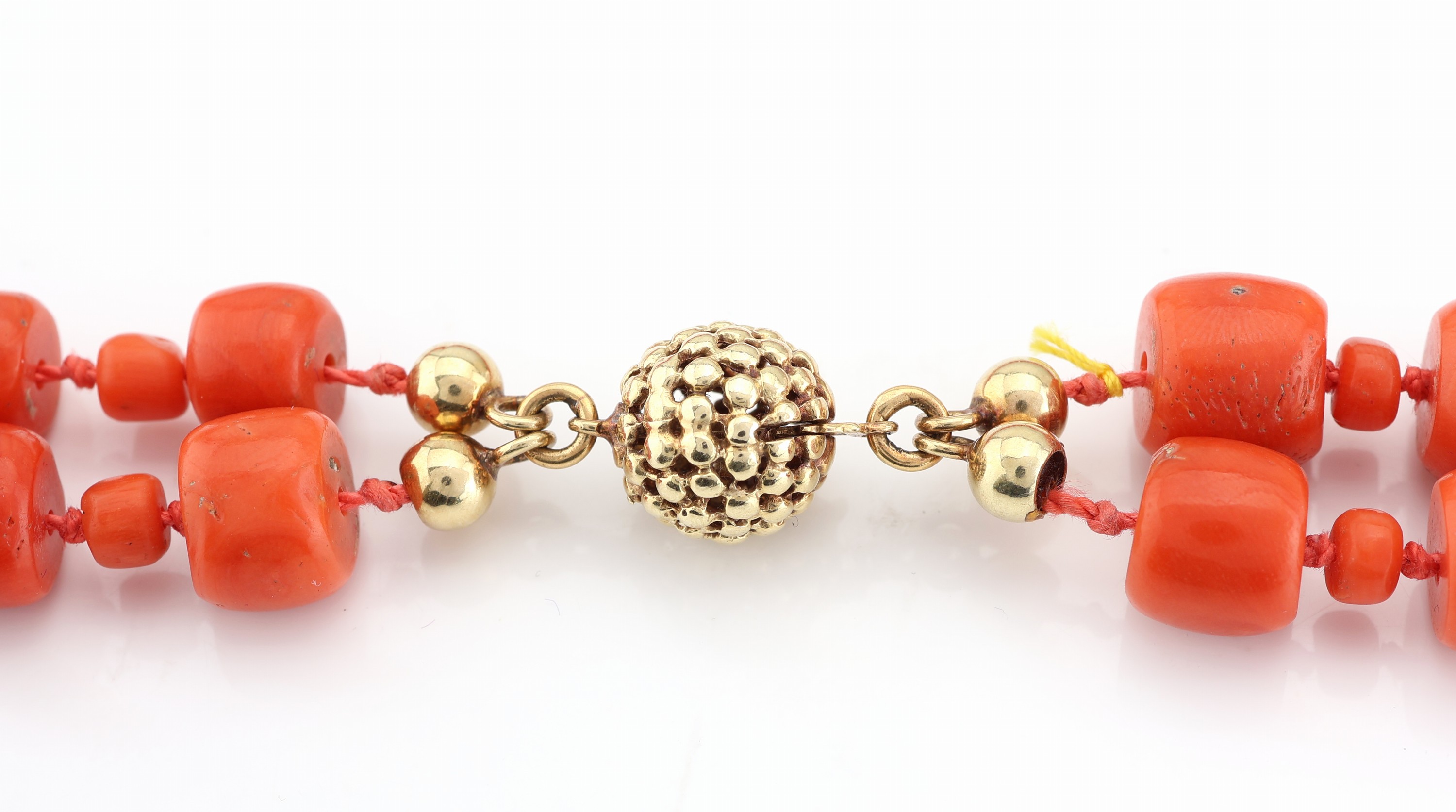 Detail d: Korallen-Collier mit 14 kt Gold Kugelschließe, GG 585/000, 2-rhg., Korallen-Tonnen im Verlauf, D. ca. 8.6-18.3 mm, nat. Merkmale, L.ca. 75 cm, ca. ...