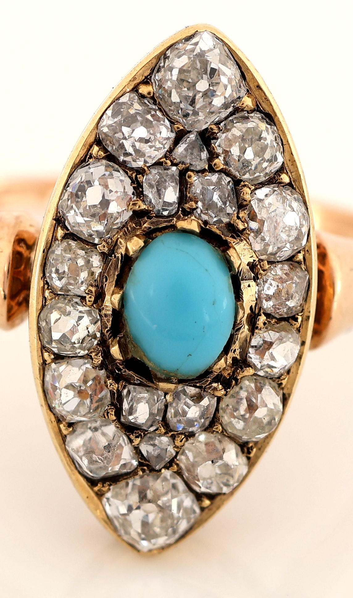 Detail b: 14 kt Gold Türkis-Diamant-Ring, um 1910, GG585/000, sogn. Schiffchenring, mittig ein Türkiscabochon, umgeben von 20 Altschliffdiamanten zus. ca. ...
