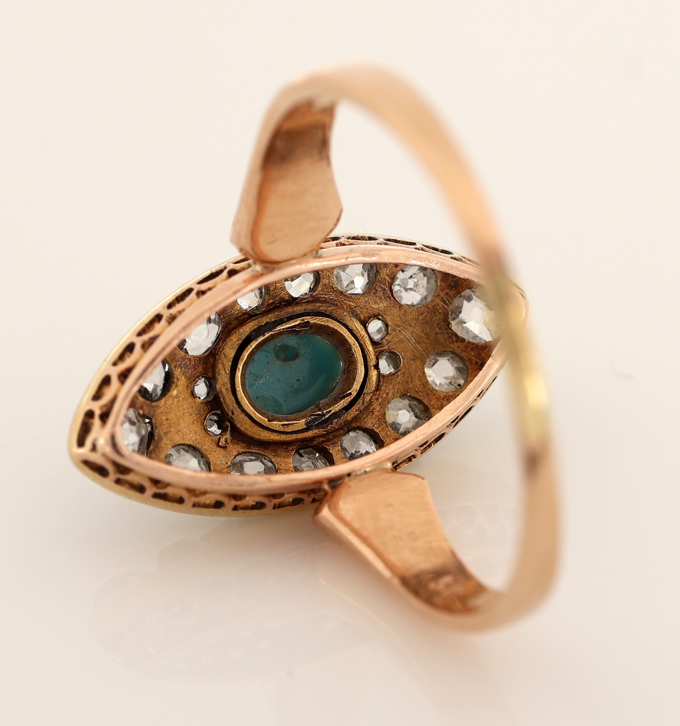 Detail c: 14 kt Gold Türkis-Diamant-Ring, um 1910, GG585/000, sogn. Schiffchenring, mittig ein Türkiscabochon, umgeben von 20 Altschliffdiamanten zus. ca. ...