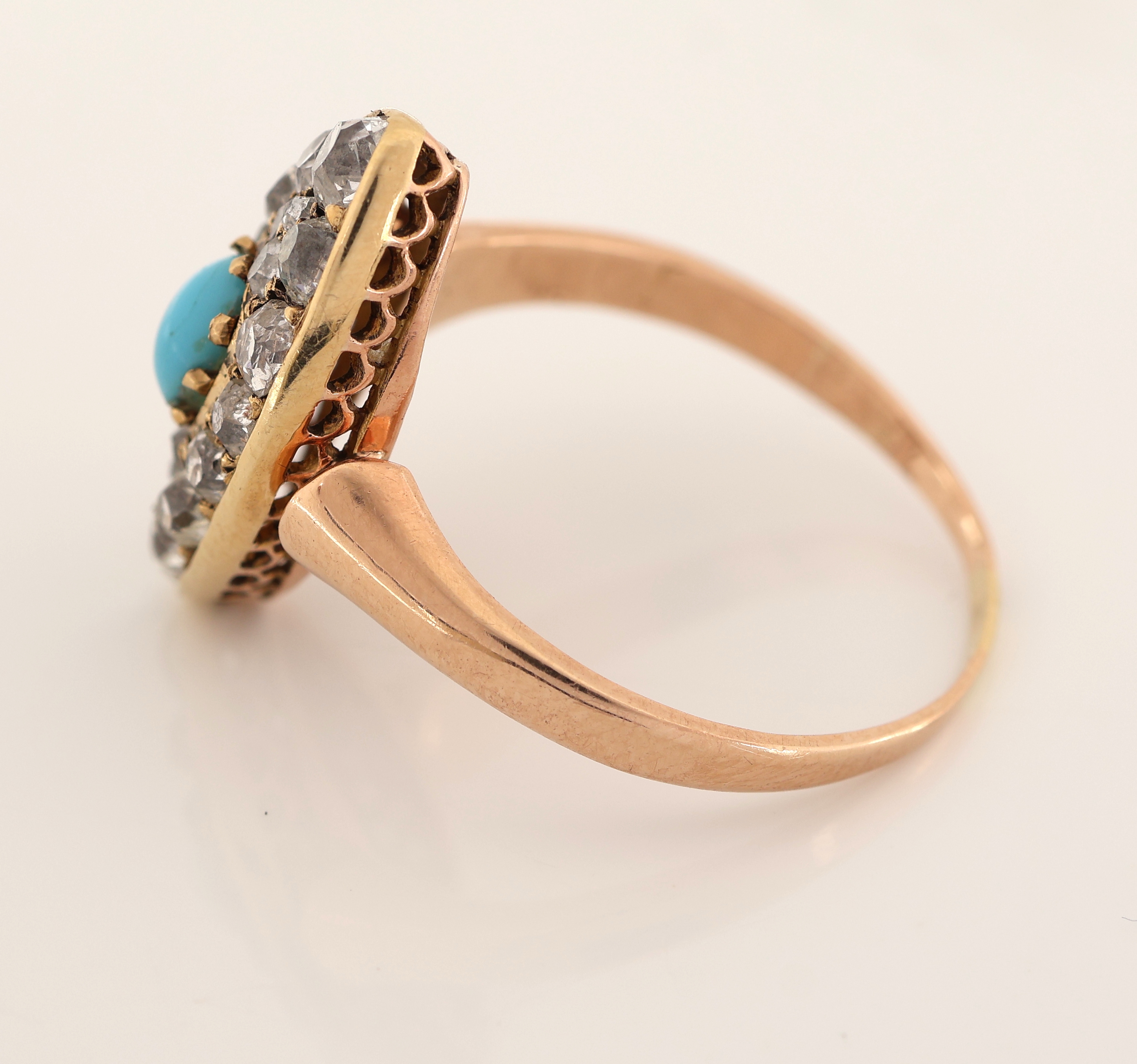 Detail d: 14 kt Gold Türkis-Diamant-Ring, um 1910, GG585/000, sogn. Schiffchenring, mittig ein Türkiscabochon, umgeben von 20 Altschliffdiamanten zus. ca. ...