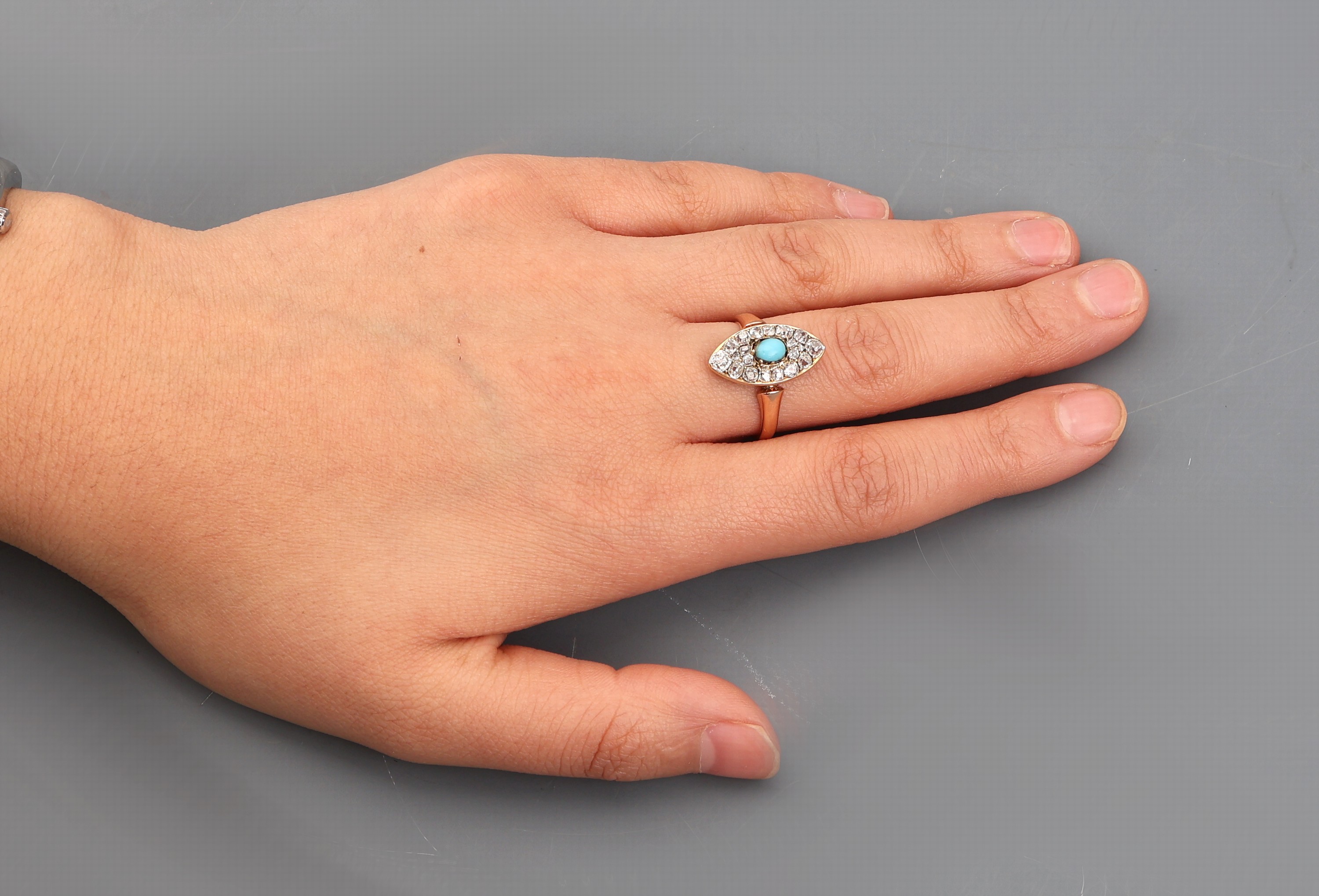 Detail e: 14 kt Gold Türkis-Diamant-Ring, um 1910, GG585/000, sogn. Schiffchenring, mittig ein Türkiscabochon, umgeben von 20 Altschliffdiamanten zus. ca. ...