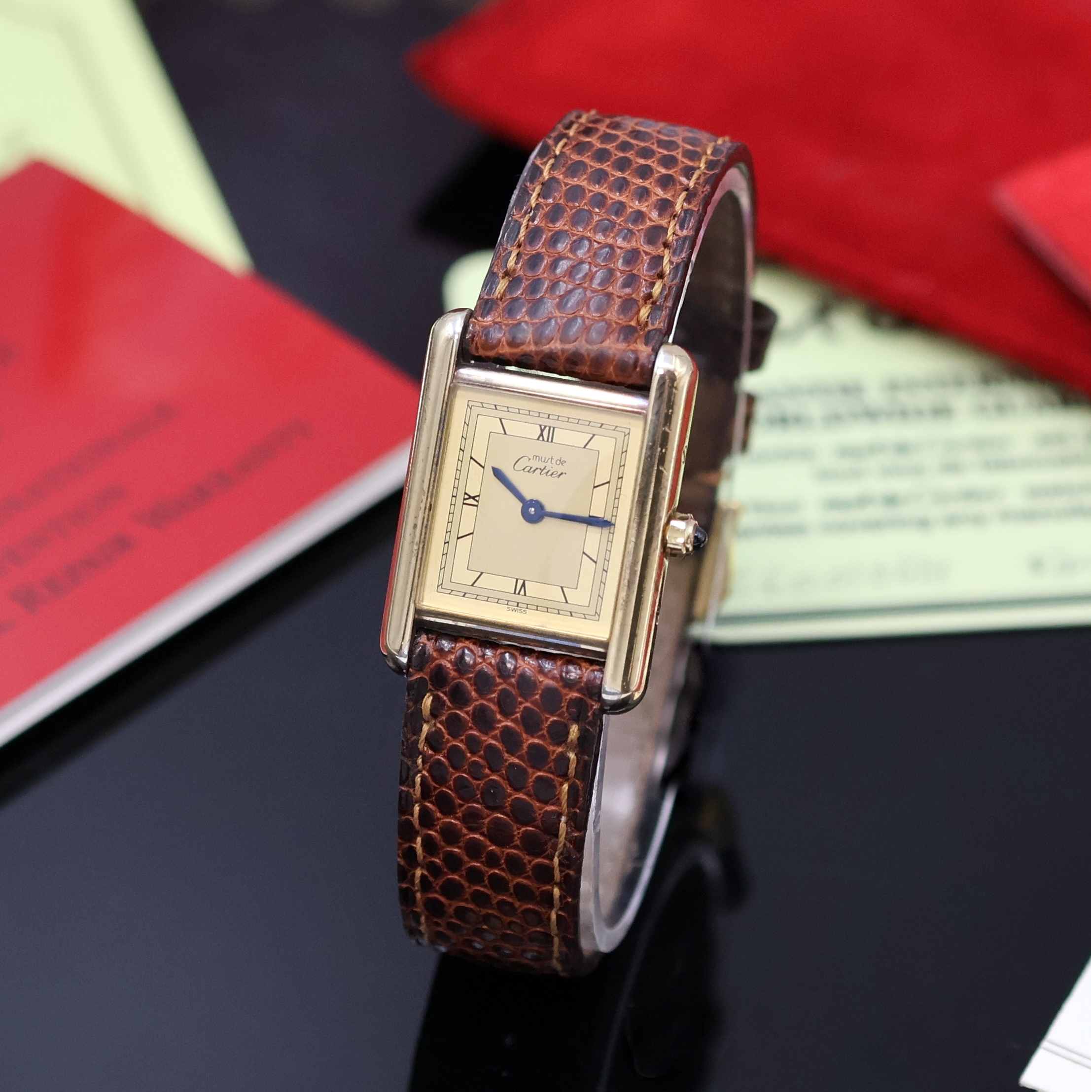 Detail a: CARTIER Tank Damenarmbanduhr Referenz 3 66001, Schweiz verk. lt. beil. Garantie 06/1983, quarz, vergoldetes Silbergeh. inkl. orig. Lederband m. verg. ...