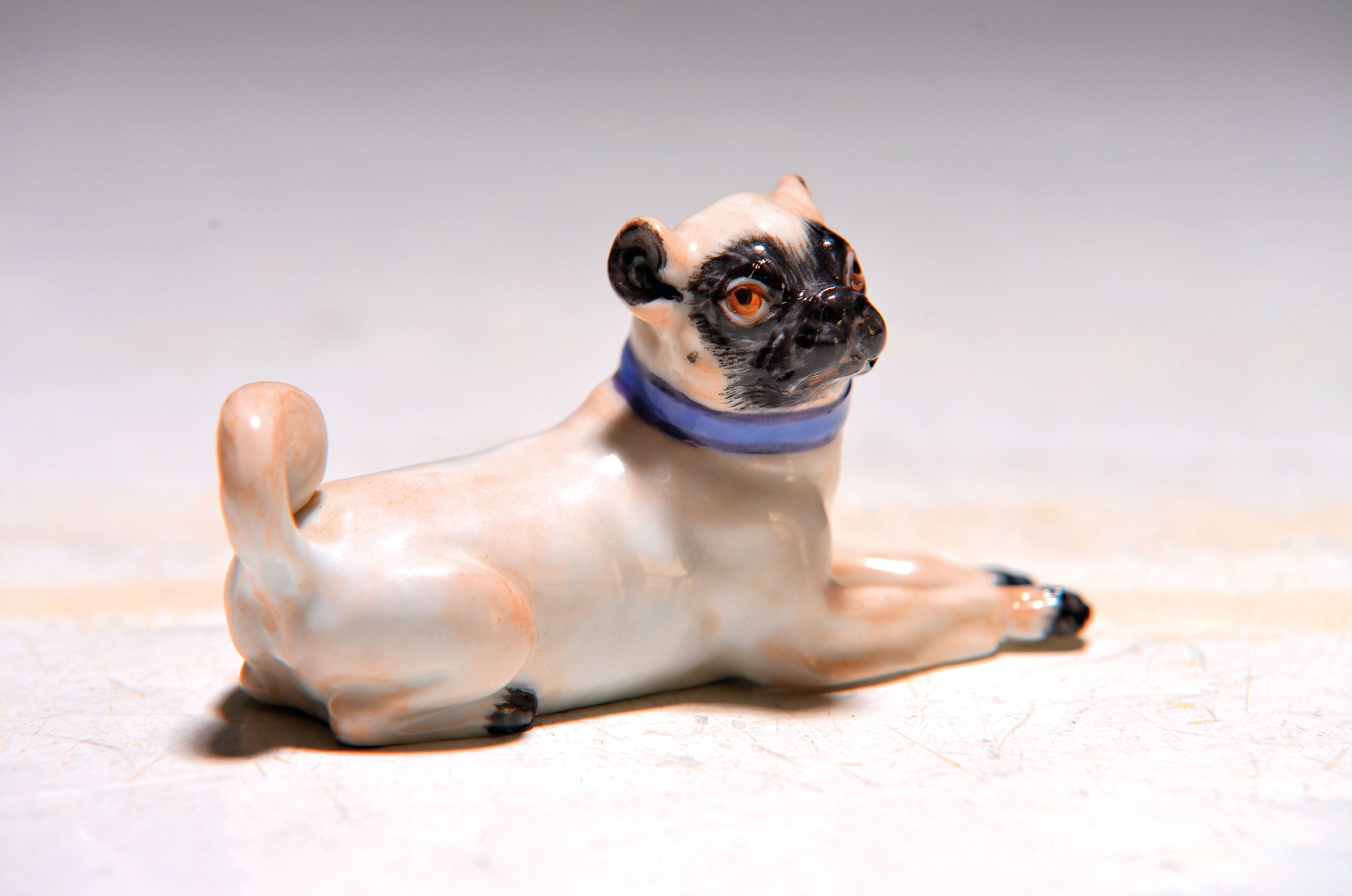 Image 27055031 - Miniatur-Mops, Meissen, 20.Jh., Porzellan, feine farbige Bemalung, Prägenr. 8683?, L. ...