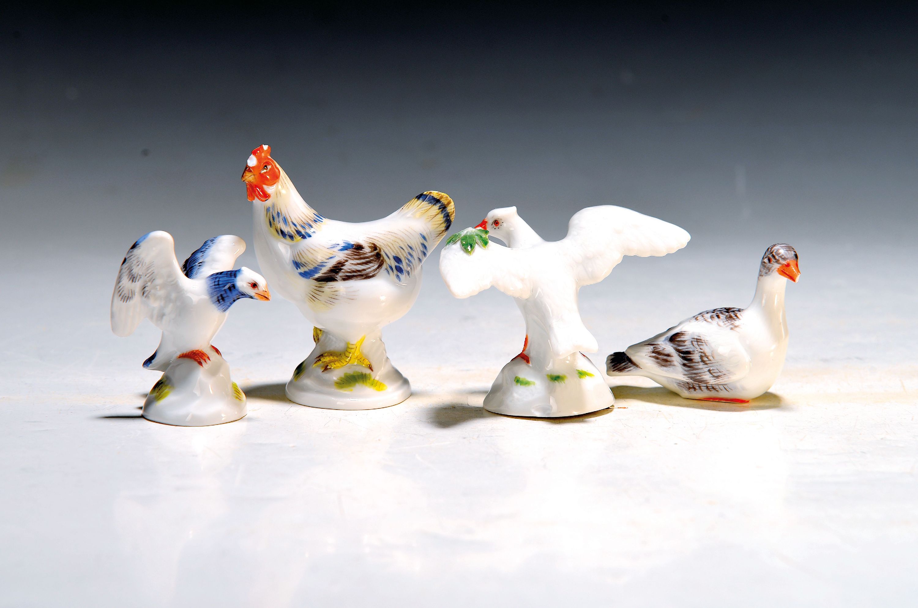 Image 27055042 - 4 Porzellanminiaturen, Meissen, spätes 20.Jh., Porzellan, handbemalt, Friedenstaube ...