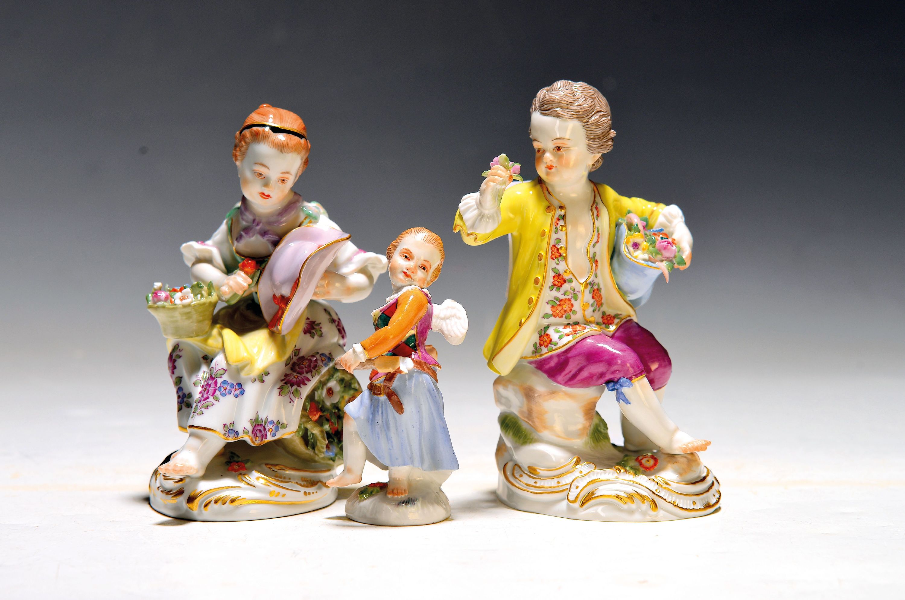 Paar Gärtnerkinder und verkleidete Amorette, Meissen, 20.Jh., Porzellan, handbemalt, Gärtnermädchen mit best. Henkel, Blumen/Blätter best., H. ...