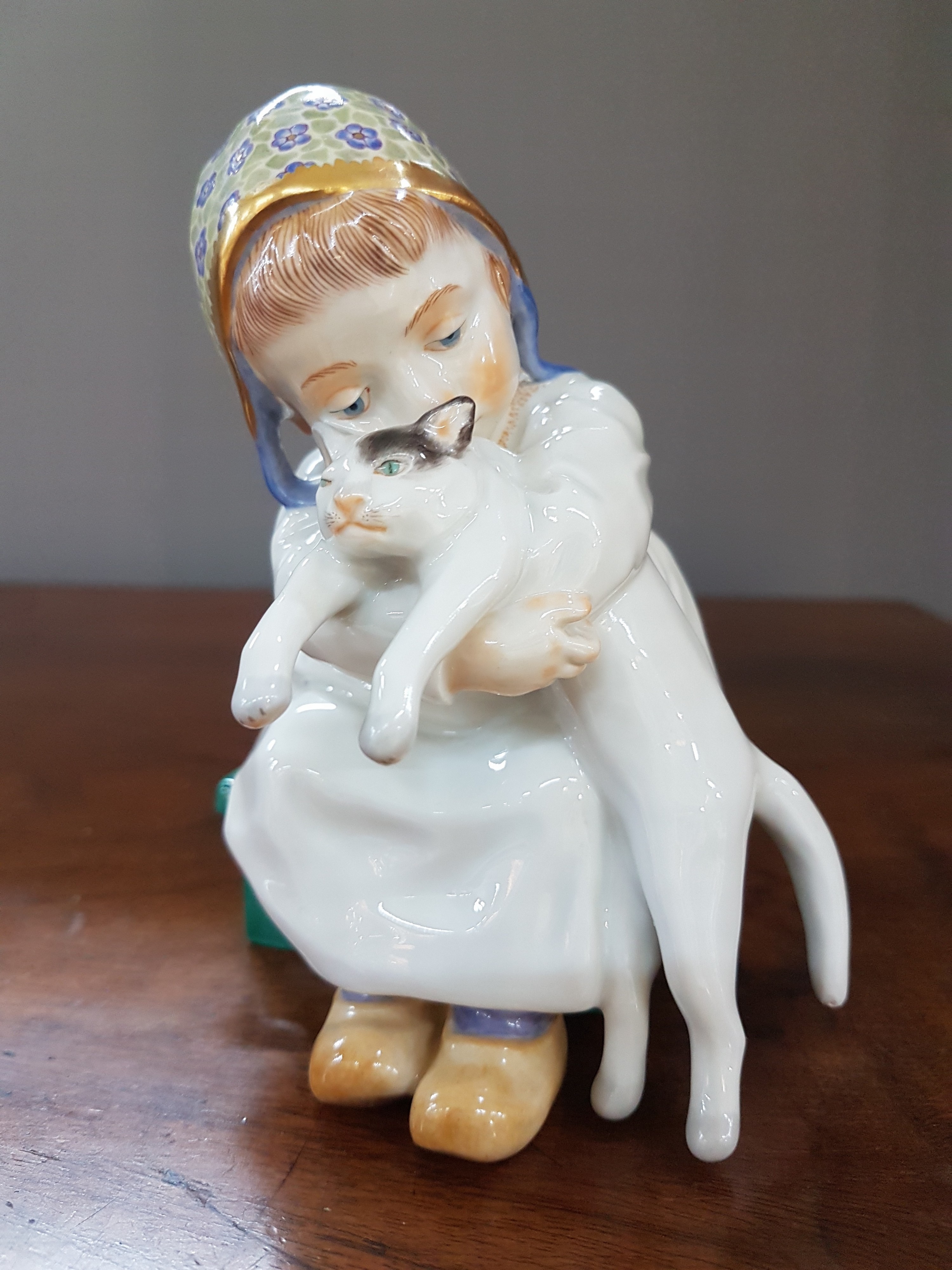 Detail a: Sog. Hentschelkind, Mädchen mit Katze, Meissen, Entw. Konrad Hentschel, nach 1973, Porzellan, handbemalt, Nr. 73367, H. 12 cm