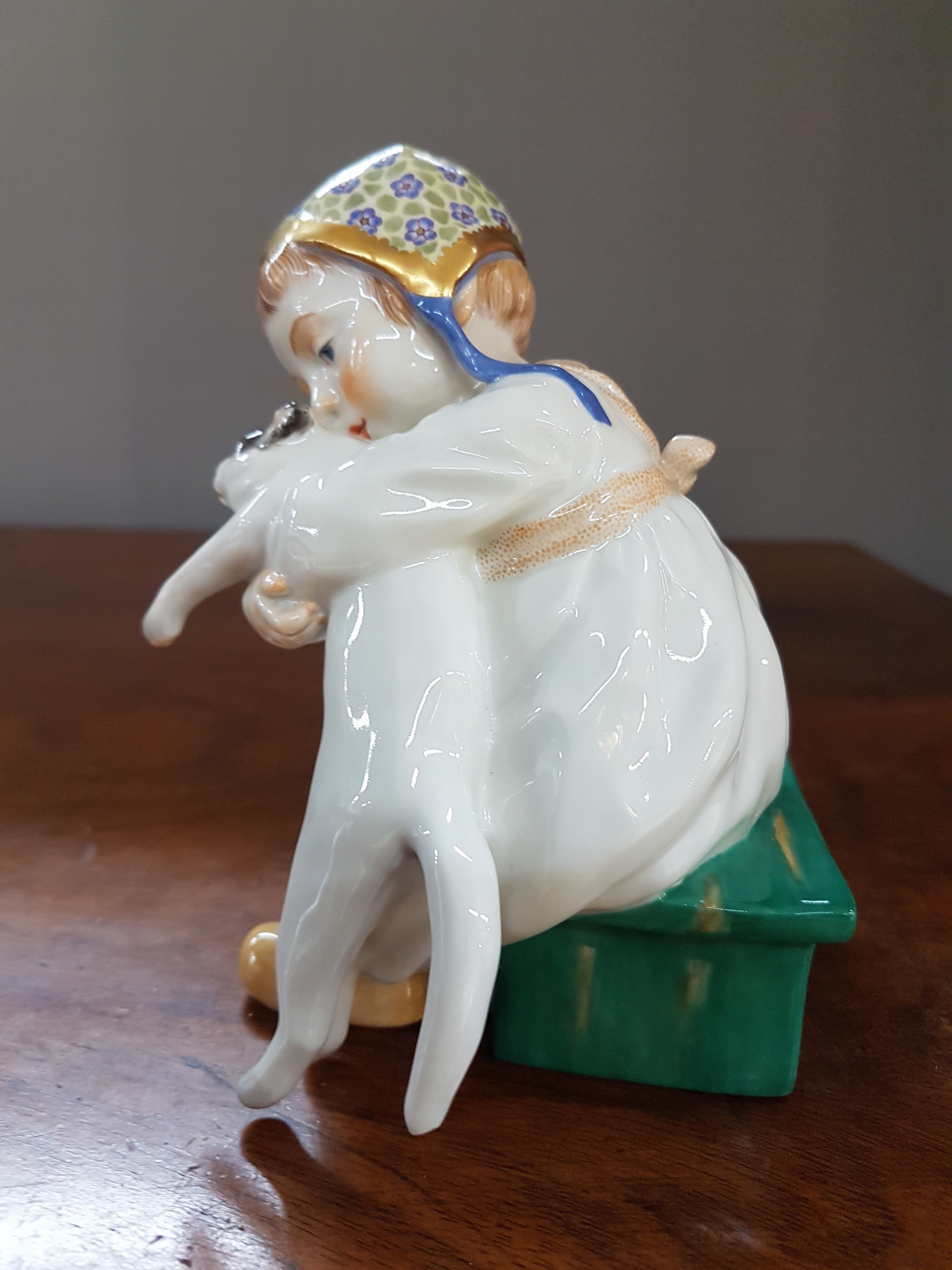 Detail b: Sog. Hentschelkind, Mädchen mit Katze, Meissen, Entw. Konrad Hentschel, nach 1973, Porzellan, handbemalt, Nr. 73367, H. 12 cm