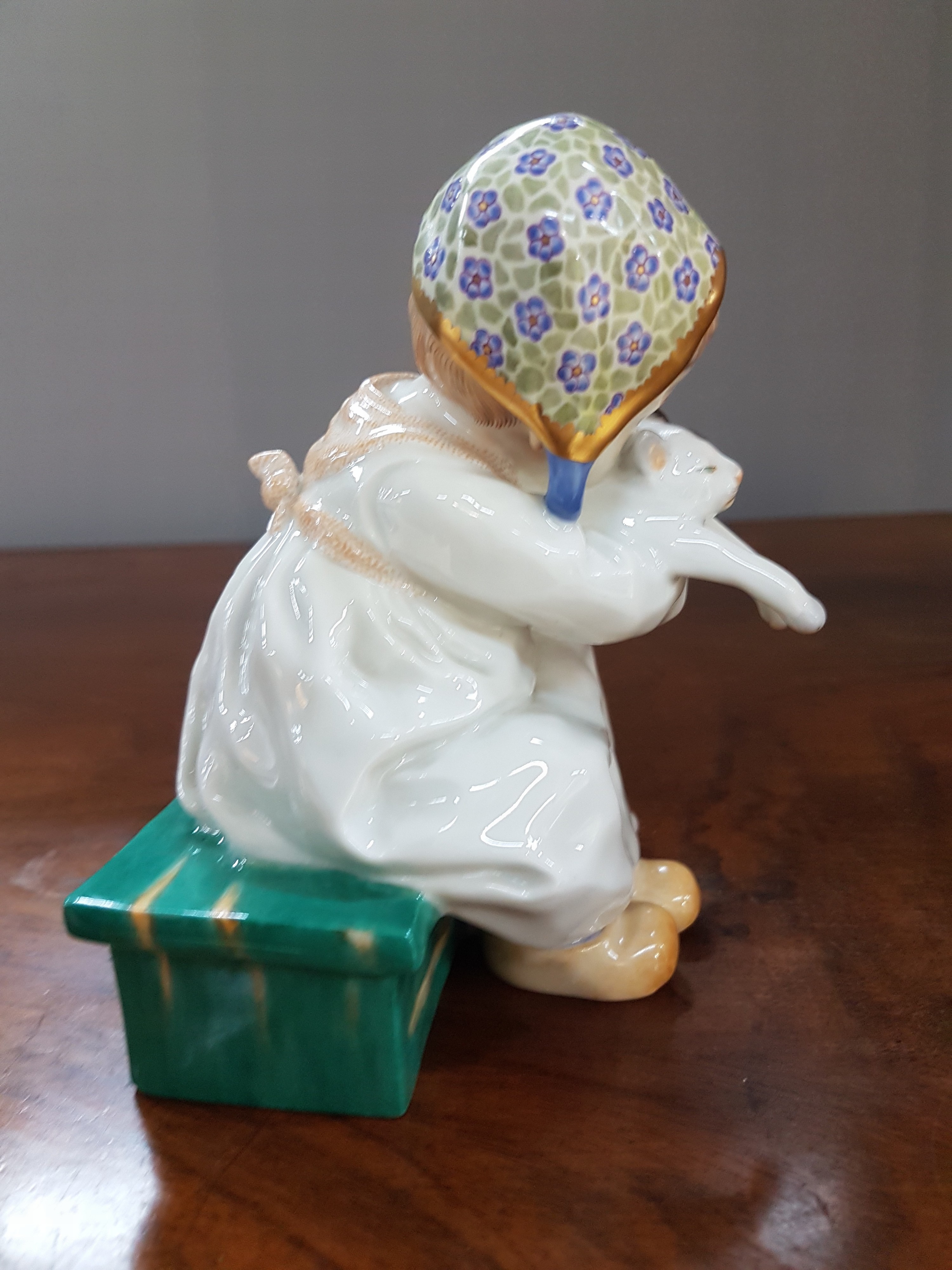 Detail d: Sog. Hentschelkind, Mädchen mit Katze, Meissen, Entw. Konrad Hentschel, nach 1973, Porzellan, handbemalt, Nr. 73367, H. 12 cm