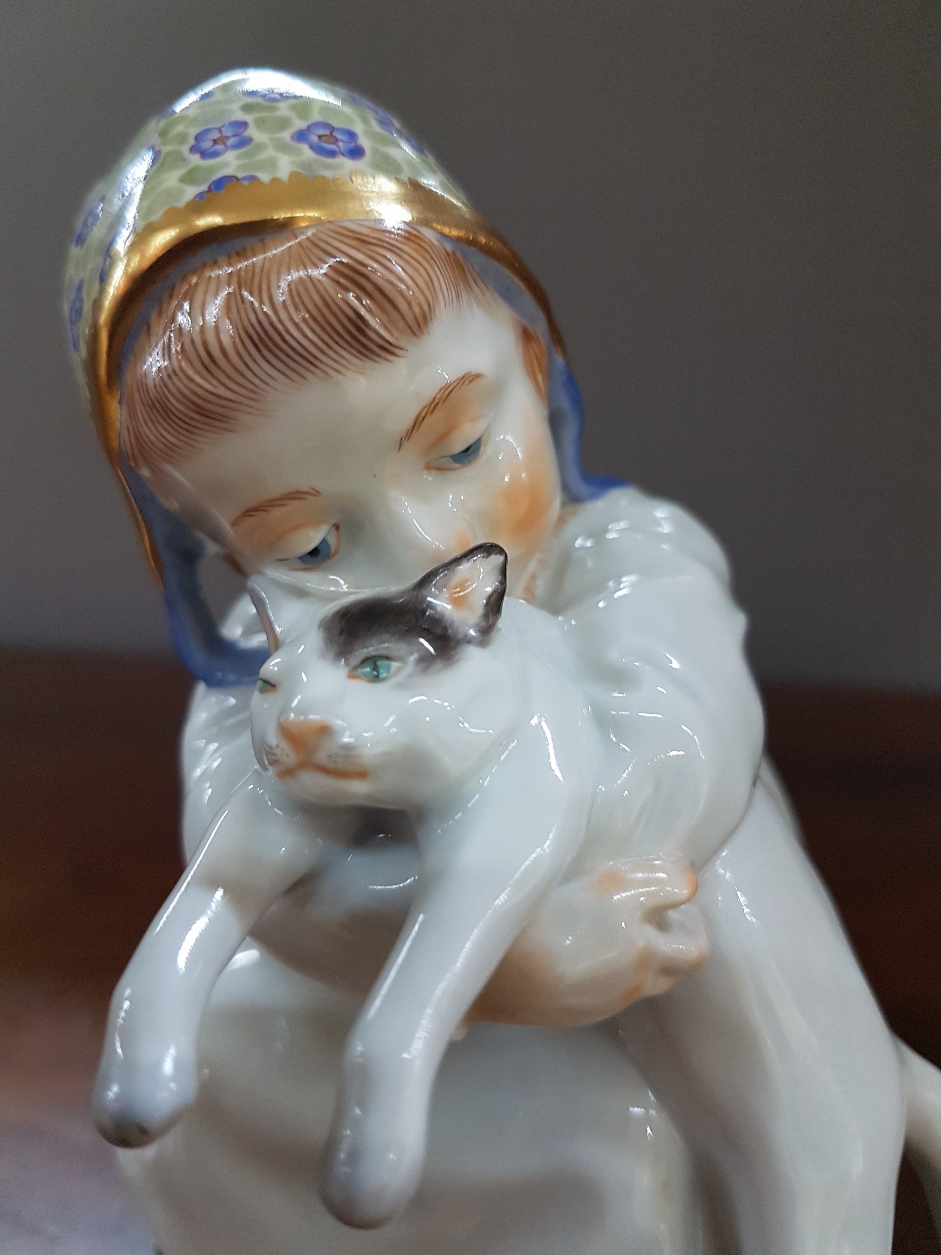 Detail e: Sog. Hentschelkind, Mädchen mit Katze, Meissen, Entw. Konrad Hentschel, nach 1973, Porzellan, handbemalt, Nr. 73367, H. 12 cm