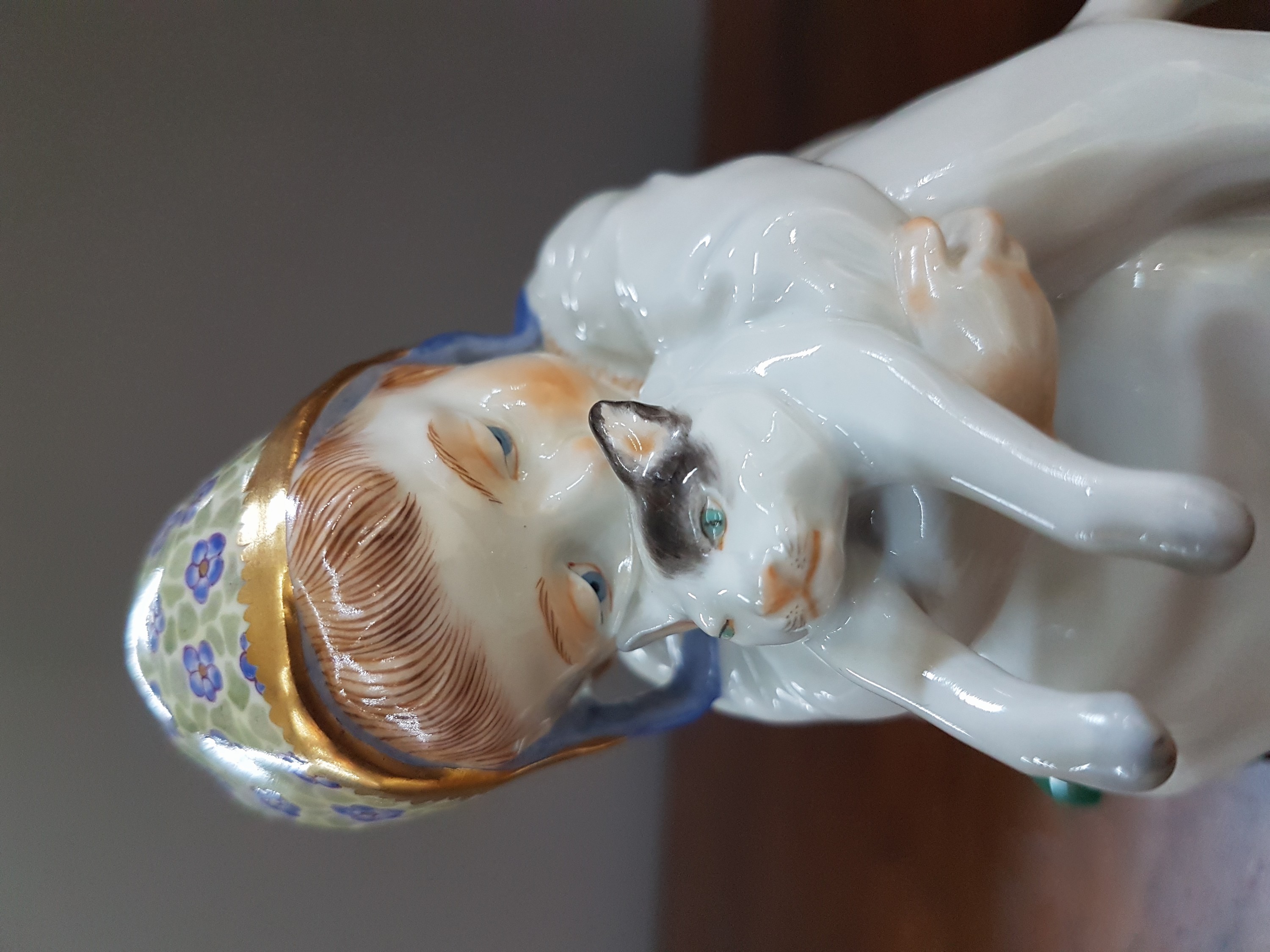 Detail f: Sog. Hentschelkind, Mädchen mit Katze, Meissen, Entw. Konrad Hentschel, nach 1973, Porzellan, handbemalt, Nr. 73367, H. 12 cm