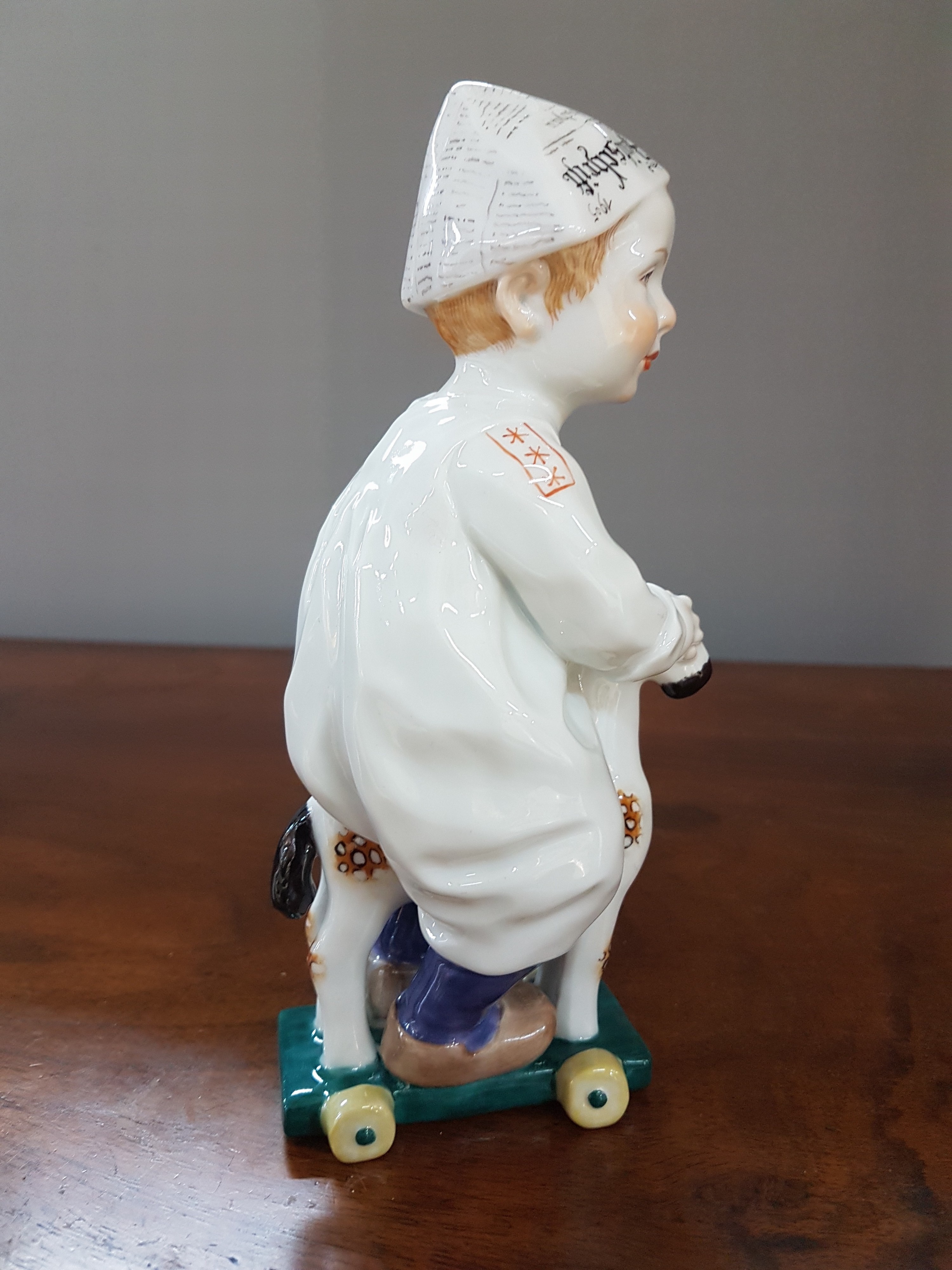 Detail b: Sog. Hentschelkind, Knabe mit Zeitungsmütze auf Holzpferd reitend, Meissen, Entw. Konrad Hentschel, nach 1975, Porzellan, handbemalt, Nr. 73366, H. ...