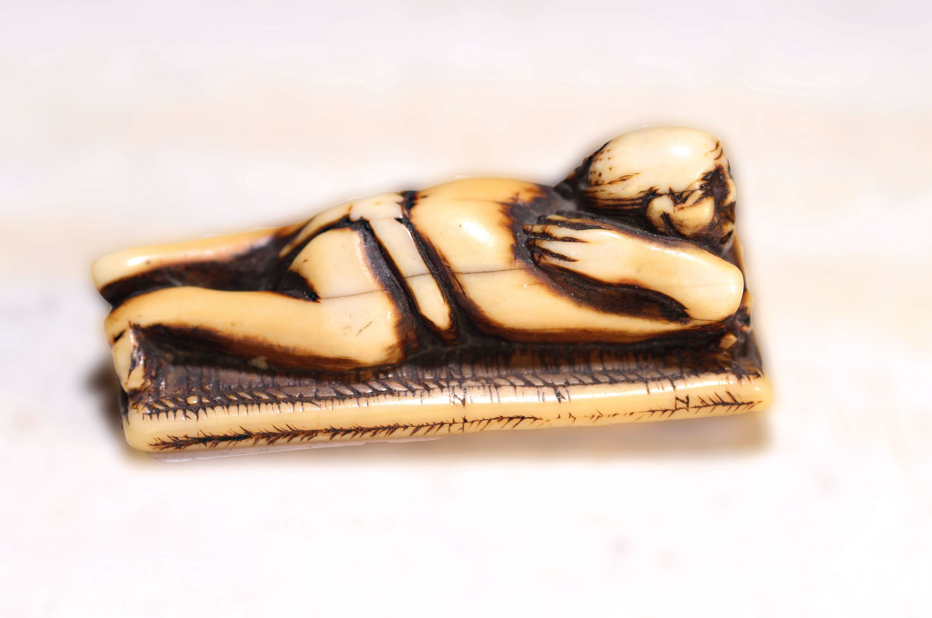 Image 27055049 - Netsuke, Japan, späte Edo-Zeit bzw. 1. Hälfte 19.Jh., Elfenbein geschnitzt, liegender ...