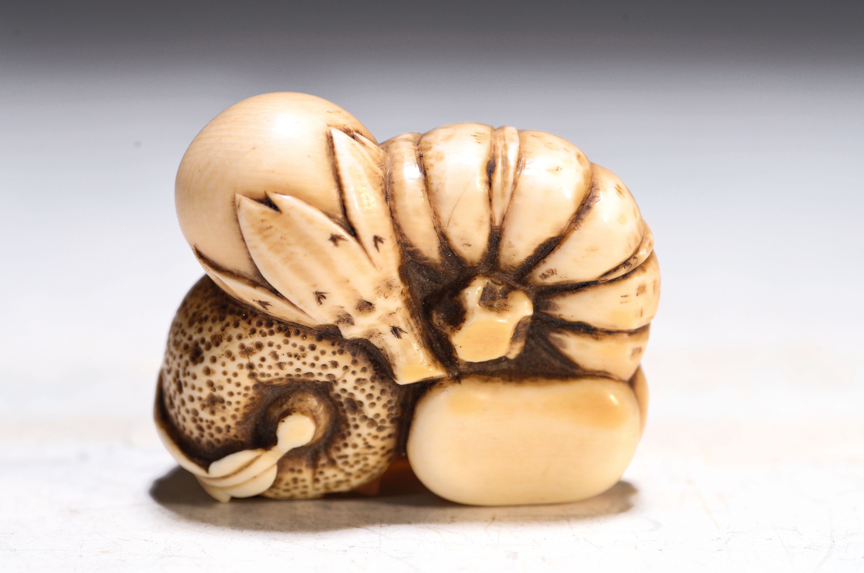 Image 27055050 - Netsuke, Japan, späte Edo-Zeit bzw. 19.Jh., Elfenbein geschnitzt, Komposition aus ...