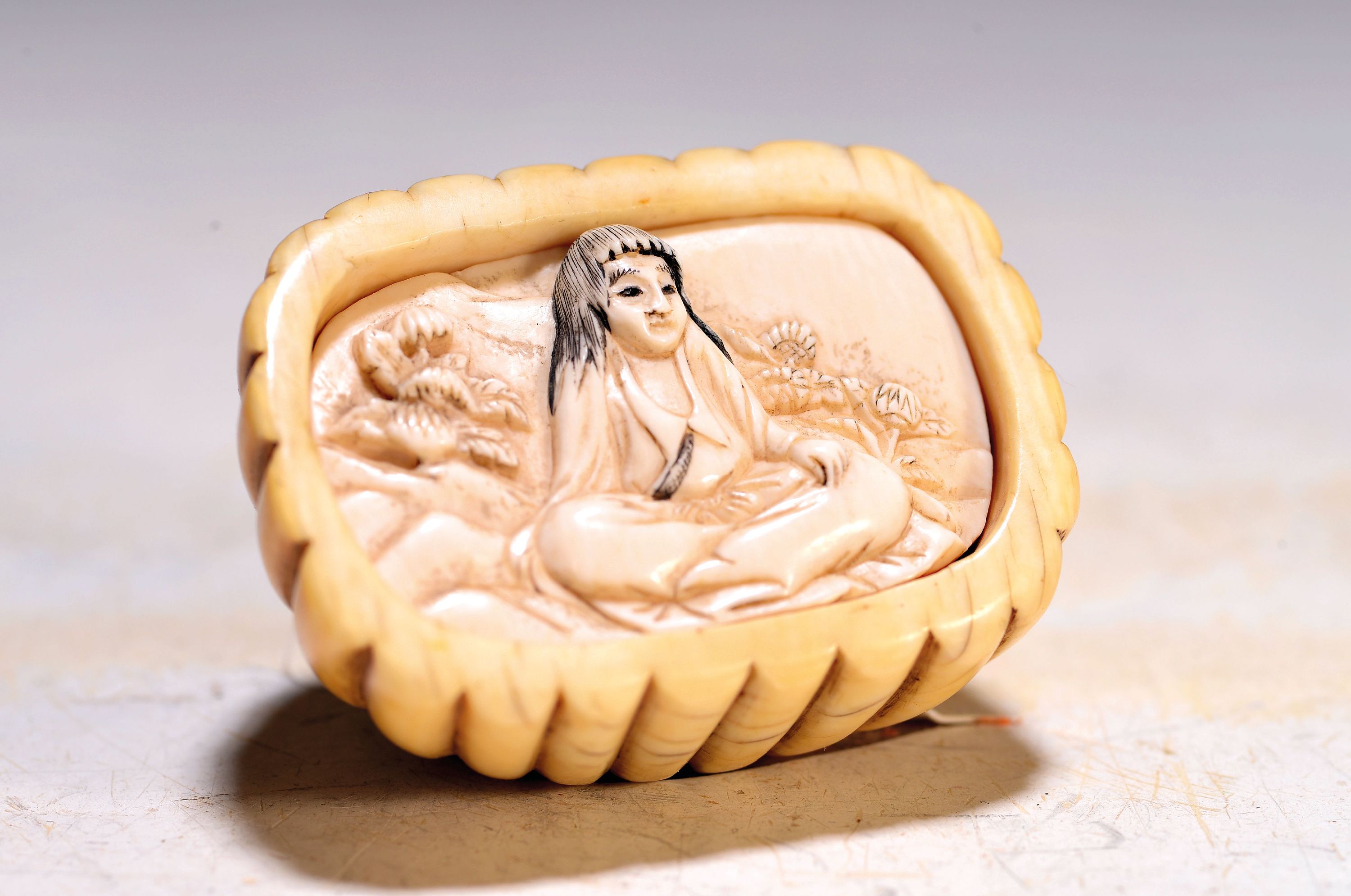 Image 27055055 - Netsuke, Japan, Meiji-Zeit bzw. 19.Jh., Elfenbein geschnitzt, Metallmontur mit Oese, ...