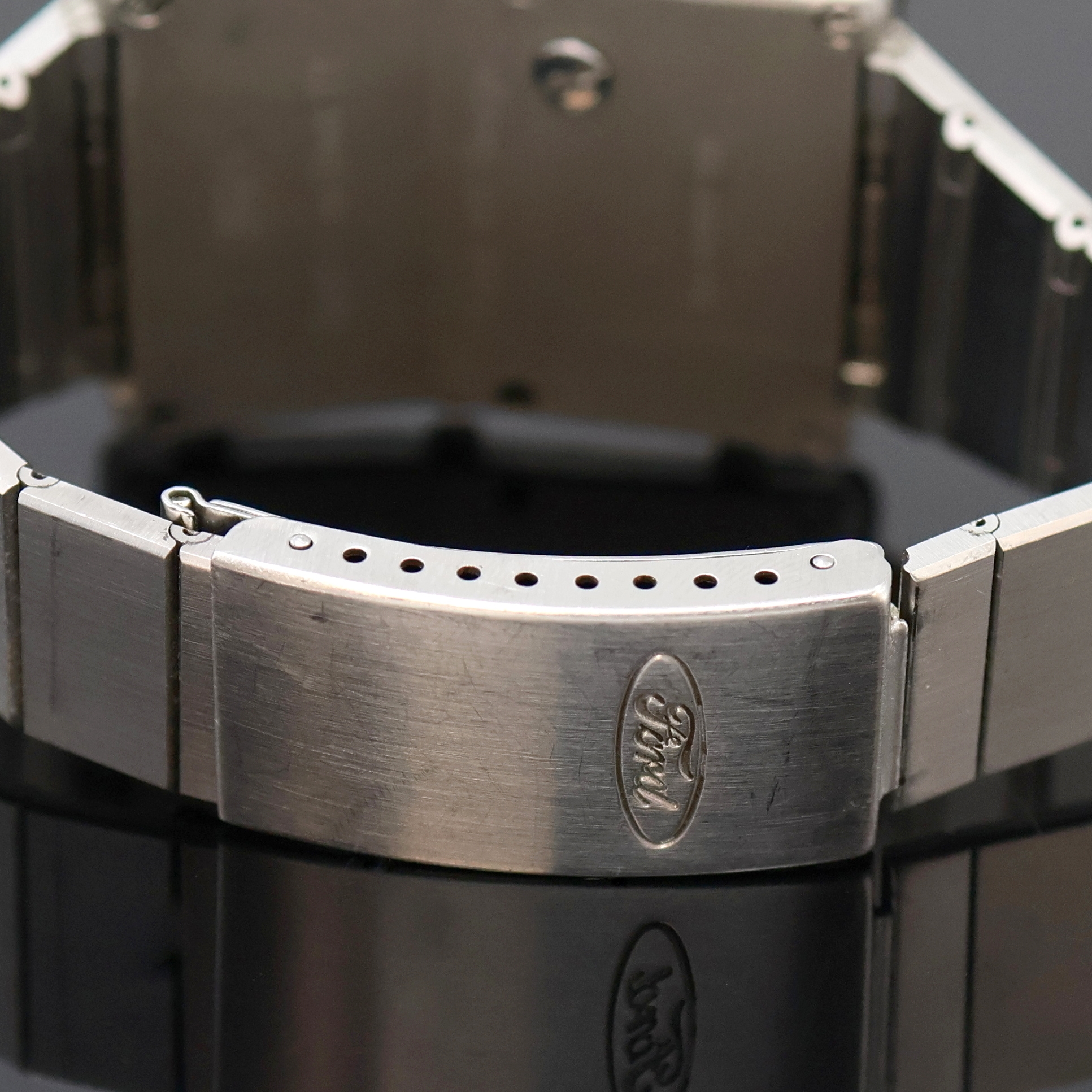 Detail d: HEUER / FORD RS Split-Lap-Unit 77 seltene Herrenarmbanduhr Referenz 9.053.208, Schweiz um 1975, pultförmiges Edelstahlgeh. inkl. orig. Gliederband ...